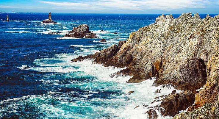 La pointe rocheuse de La Côte de Cornouaille en Bretagne