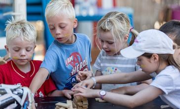 jeunes enfants jouant ensemble avec de la peinture