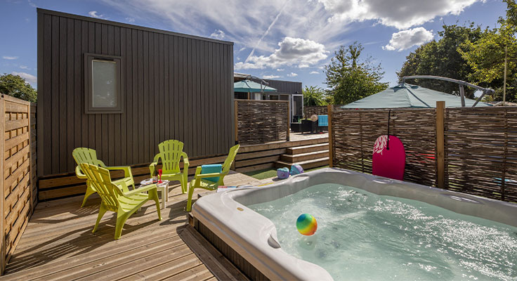 Jacuzzi et terrasse privative du mobil-home Ultimate du camping Le Port de Plaisance