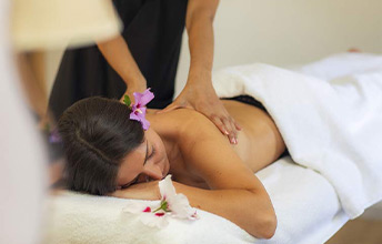 Séance de massage dans l'espace bien-être du camping Le Port de Plaisance à Bénodet en Bretagne