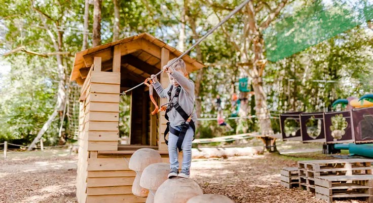 Enfant sur un parcours du parc accrobranche de Bénodet dans le Finistère en Bretagne