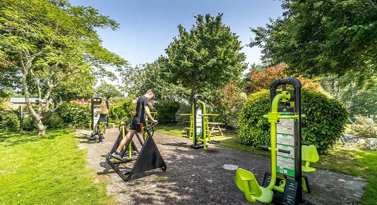 Activité sportive sur les équipements extérieurs du camping Le Port de Plaisance à Bénodet en Bretagne