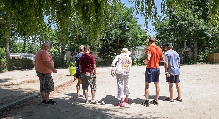 Activité pétanque sur le boulodrome du camping Le Port de Plaisance à Bénodet en Bretagne