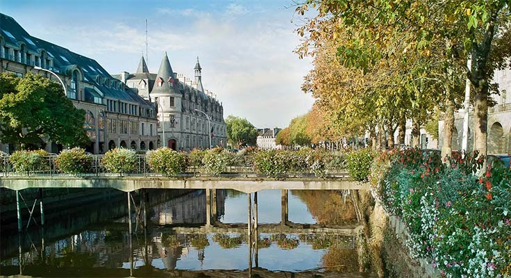 L'Odet traversant Quimper aux alentours du camping Le Port de Plaisance à Bénodet en Bretagne