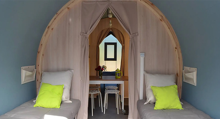Chambre avec lits simples de la tente ecolodge du camping Le Port de Plaisance à Bénodet en Bretagne
