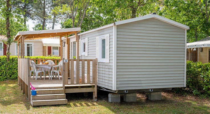 Extérieur du mobil-home Classic au camping Le Port de Plaisance à Bénodet en Bretagne