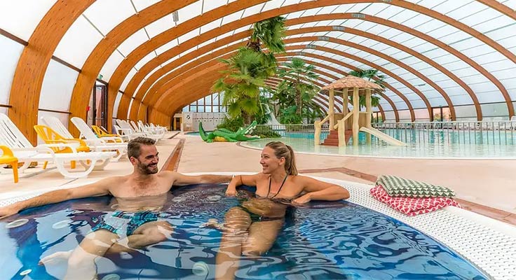 Couple dans l'un des bassins de la plus grande piscine intérieure de Bénodet en Bretagne