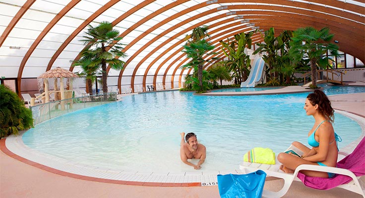 Couple dans la plus grande piscine intérieure de Bretagne à Bénodet