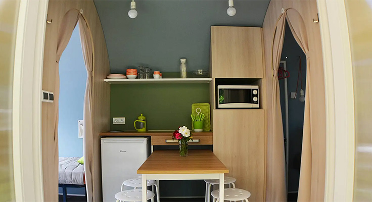 Cuisine et salle à manger de la tente ecolodge du camping Le Port de Plaisance à Bénodet en Bretagne