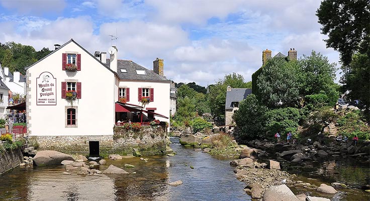 Fleuve Aven dans la ville de Pont Aven aux alentours du camping Le Port de Plaisance à Bénodet en Bretagne