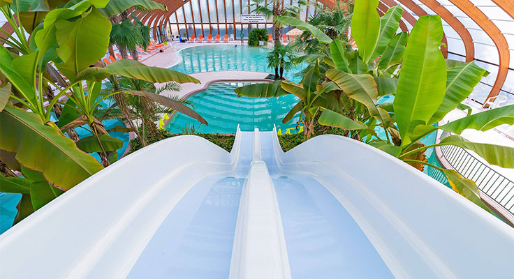 Double toboggan dans le parc aquatique du camping Le Port de Plaisance à Bénodet en Bretagne