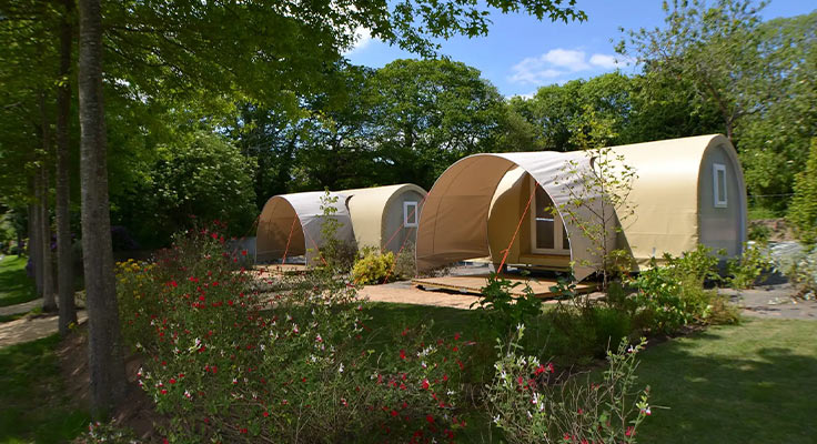 Extérieur des tentes ecolodges au camping Le Port de Plaisance à Bénodet en Bretagne