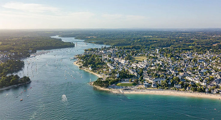 Vue aérienne de l'estuaire de Bénodet dans le Finisère en Bretagne