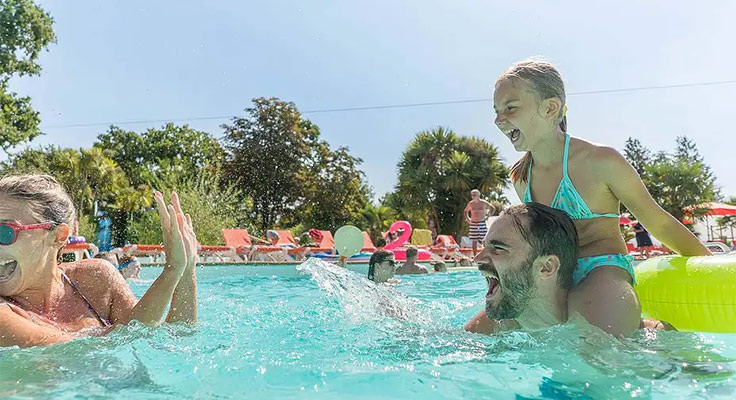 Famille dans le parc aquatique du camping Le Port de Plaisance à Bénodet en Bretagne