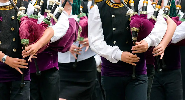 Détail de musiciens particiapant au Festival de Cornouaille de Quimper en Bretagne