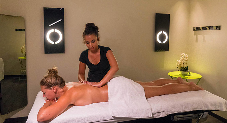 Séance de massage dans l'espace bien-être & spa du camping Le Port de Plaisance à Bénodet en Bretagne