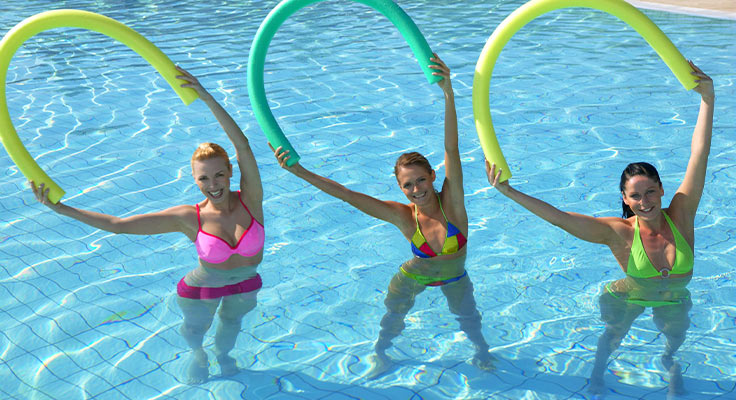 Trois vacancières lors d'une séance d'aquagym dans le parc aquatique du camping Le Port de Plaisance à Bénodet en Bretagne