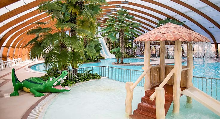 aire de jeux aquatique intérieure dans la piscine couverte du camping Bénodet Le Port de plaisance en Bretagne