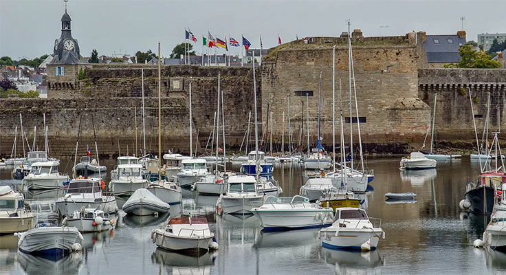 Voiliers dans le port de Concarneau aux alentours du camping Le Port de Plaisance à Bénodet en Bretagne