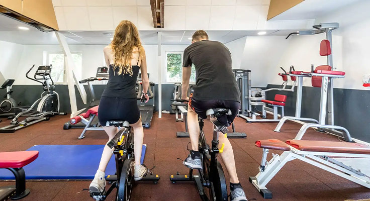 Activité vélo dans la salle de fitness du camping Le Port de Plaisance à Bénodet en Bretagne