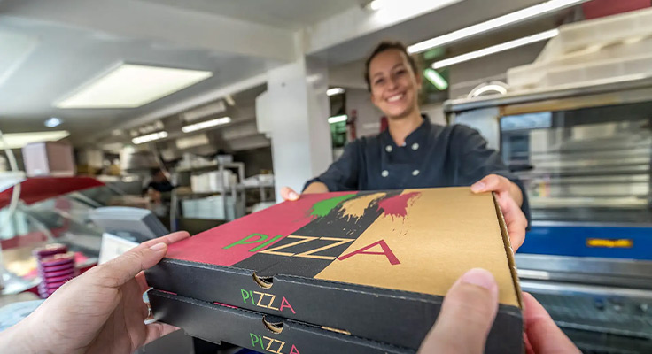 Récupérer ses pizzas directement au restaurant du camping Le Port de Plaisance à Bénodet en Bretagne