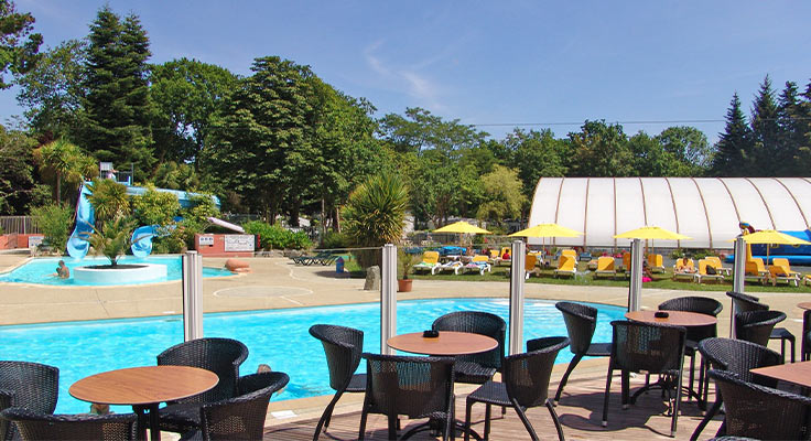 Terrasse du restaurant avec vue sur le parc aquatique du camping Le Port de Plaisance à Bénodet en Bretagne