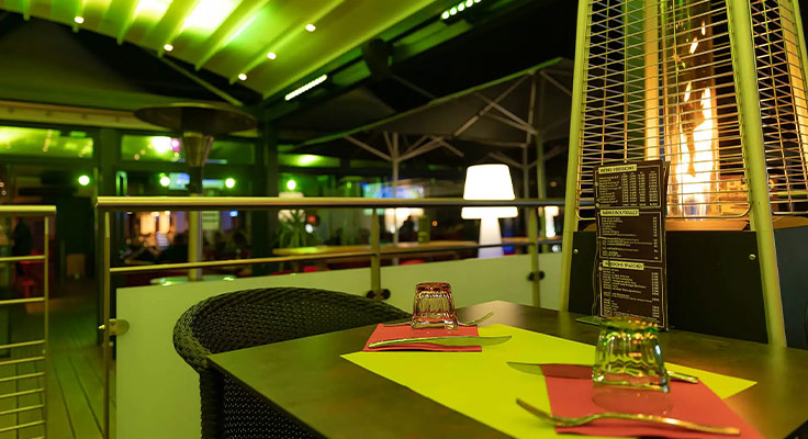 Terrasse chauffée du bar et restaurant du camping Le Port de Plaisance à Bénodet en Bretagne