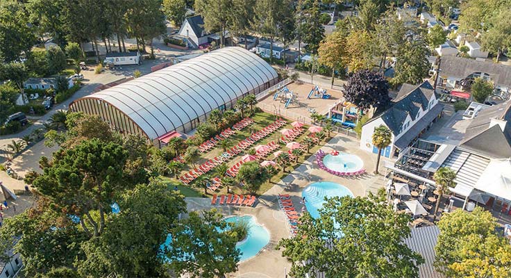 Vue aérienne du parc aquatique et du solarium du camping Le Port de Plaisance à Bénodet en Bretagne