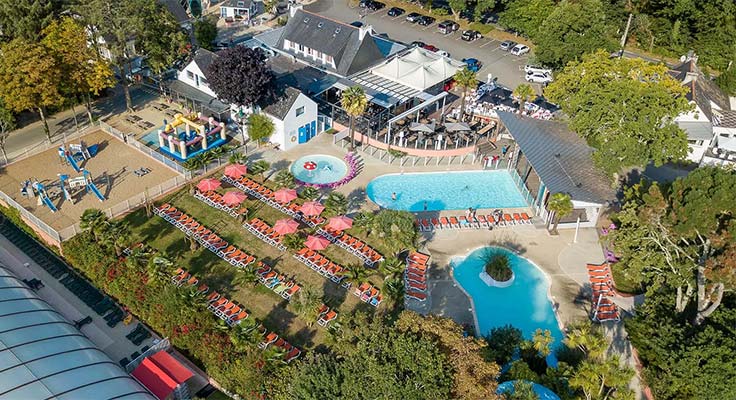 Vue aérienne du parc aquatique du camping Le Port de Plaisance à Bénodet en Bretagne