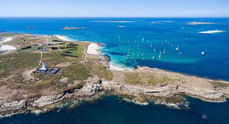 Vue aérienne des Glenans aux alentours du camping Le Port de Plaisance à Bénodet en Bretagne