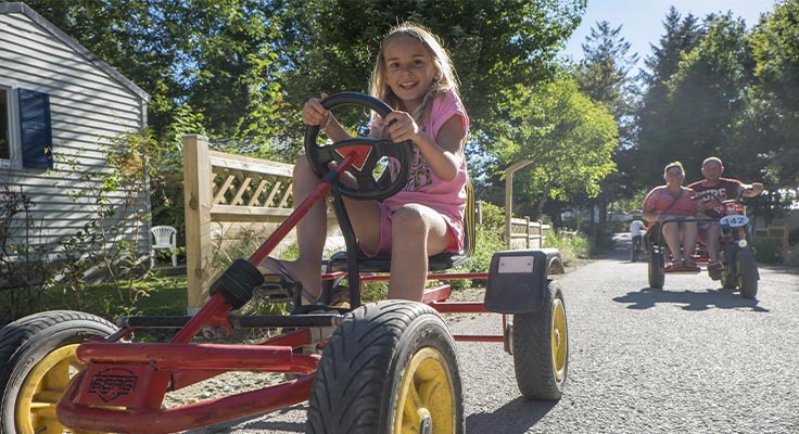 Activité kart à pédale pour les enfants et leur famille au camping Le Port de Plaisance à Bénodet