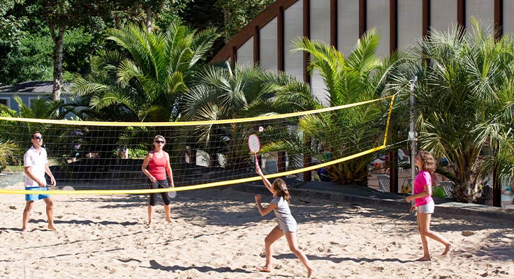 Tournoi de badminton avec les enfants au camping Le Port de Plaisance à Bénodet