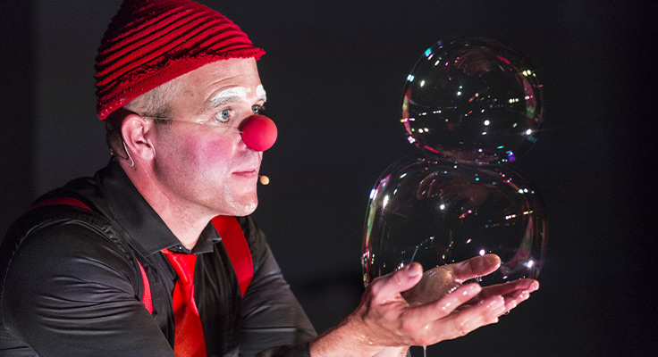 Animation nocturne : spectacle de magie avec des bulles de savon au camping Le Port de Plaisance à Bénodet