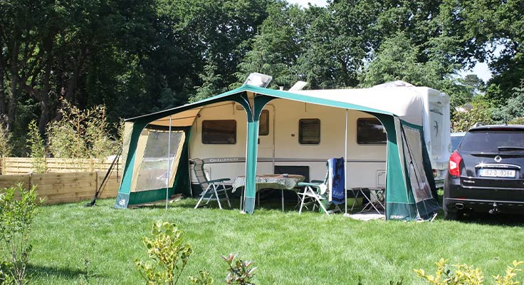 Caravane installée sur un emplacement du camping Le Port de Plaisance à Bénodet en Bretagne