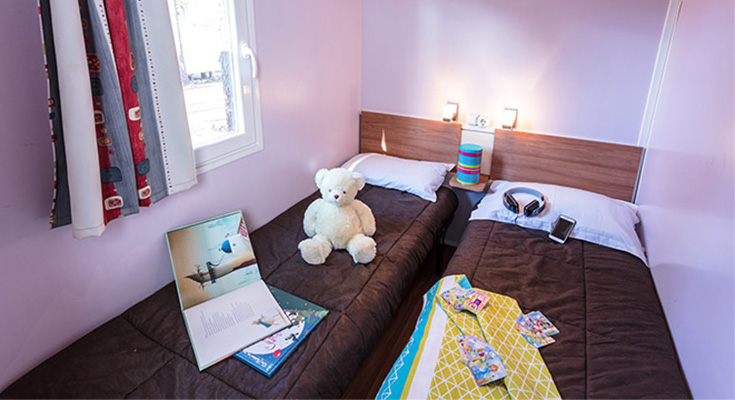 Chambre double dans le mobil-home Classic du camping Le Port de Plaisance à Bénodet en Bretagne