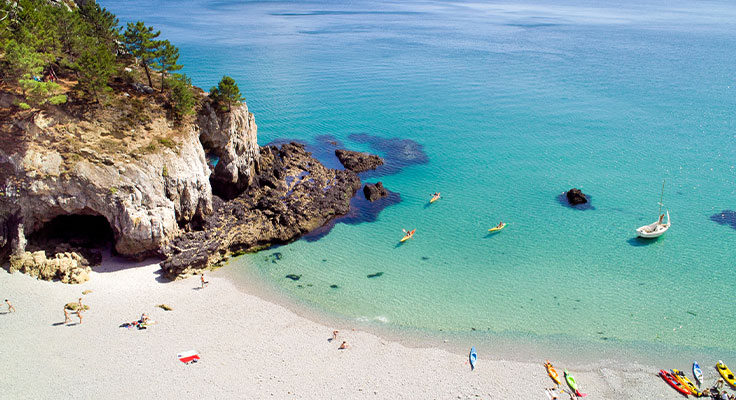 Plage de sable blanc et eau turquoise sur la presqu'île de Crozon en Bretagne