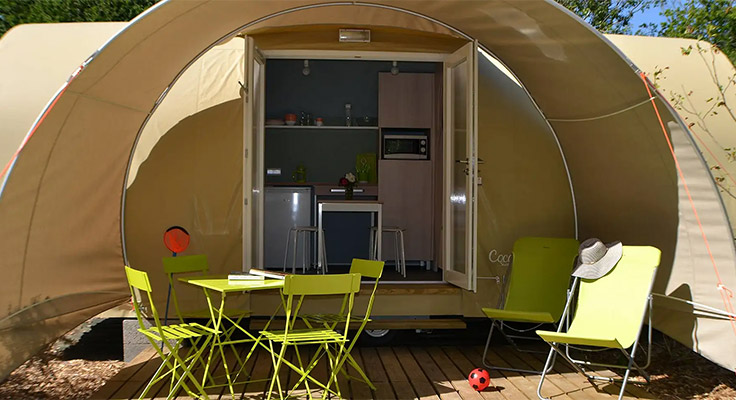 Terrasse ombragée de la tente ecolodge du camping Le Port de Plaisance à Bénodet en Bretagne