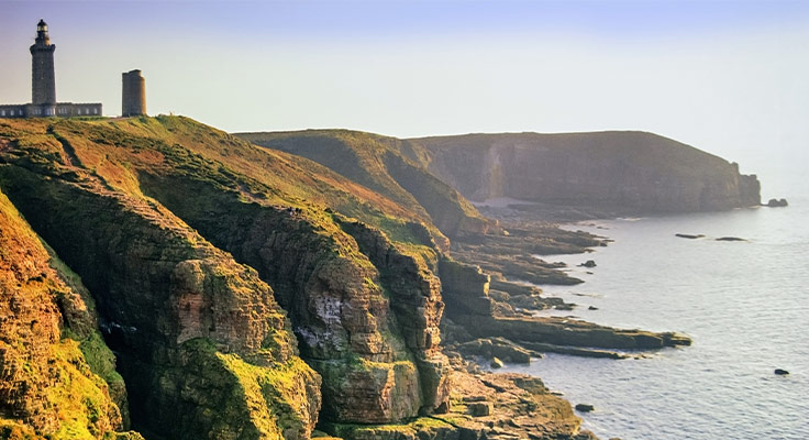 Phare en haut d'une falaise non loin de votre camping en Bretagne