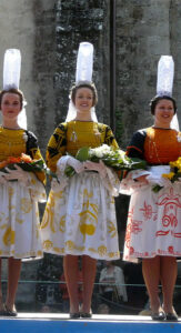 Bigoudènes dans leurs habits traditionnels, Festival de la Brodeuse de Pont l'Abbé, Bretagne