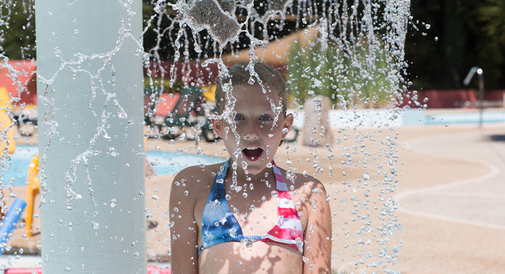 Enfant jouant dans le parc aquatique du camping Le Port de Plaisance à Bénodet