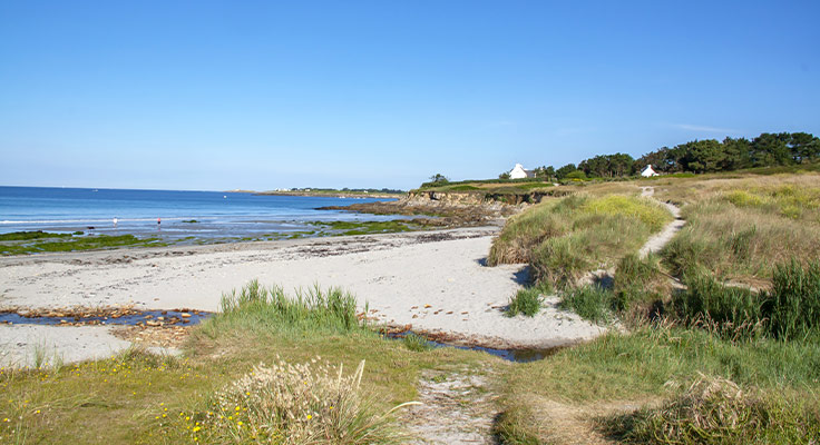 Sentier côtier et plage du littoral de Bretagne