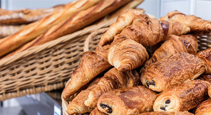 Baguettes et viennoiseries au dépôt de pain du camping Le Port de Plaisance à Bénodet en Bretagne