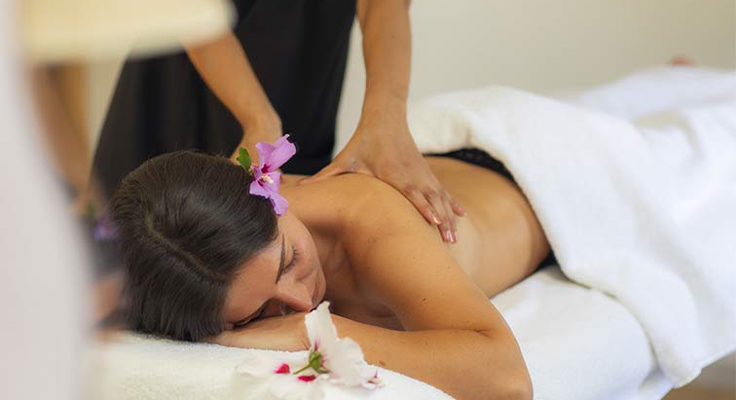 Séance de massage dans l'espace bien-être du camping Le Port de Plaisance à Bénodet en Bretagne