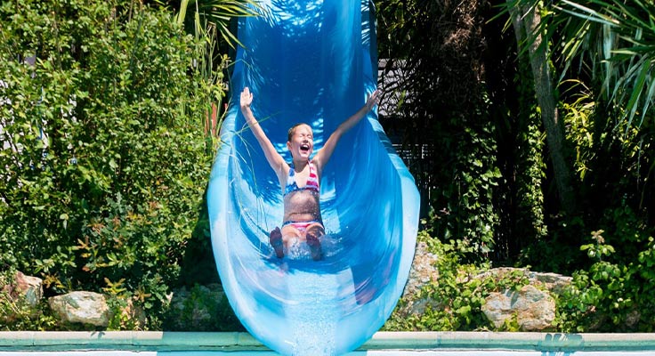 Toboggan aquatique au parc aquatique camping Bénodet le Port de Plaisance dans le sud du Finistère