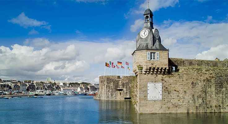 Clocher de l'église de Concarneau au bord de mer en Bretagne